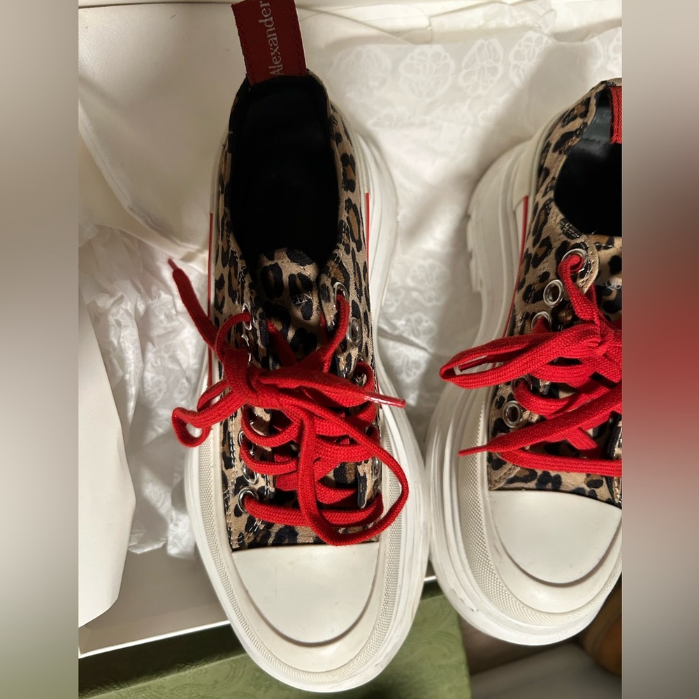 Alexander McQueen shoes Thread Slick
Gomma AUTHENTIC!!! With box